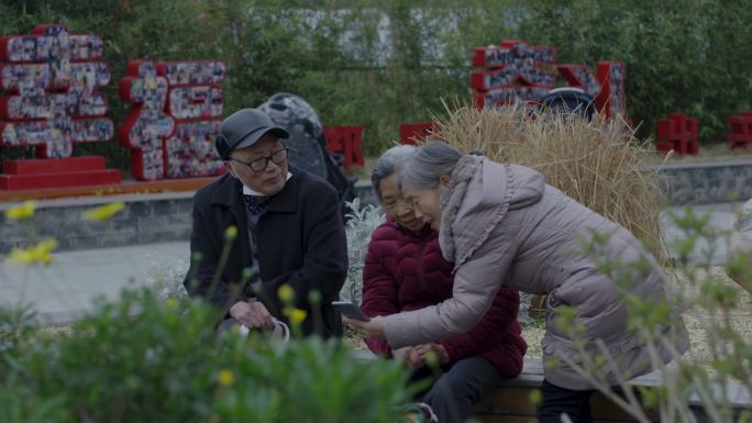 【新】老人幸福看手机