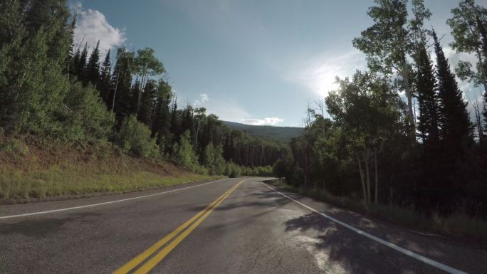 道路上行驶的汽车山路逆光唯美空镜