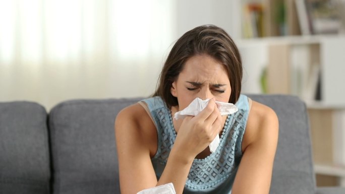 感冒的女人感冒办公新冠病毒传染病毒
