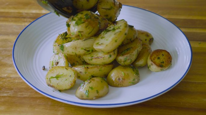 把煮熟的新土豆倒在盘子里