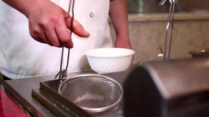 小吃店酒店餐饮店厨师高清煮米线面条视频