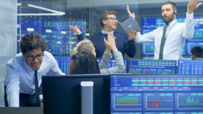 证券交易所的交易员团队正忙于买卖股票