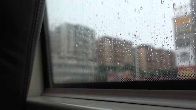 城市汽车车窗雨滴实拍素材