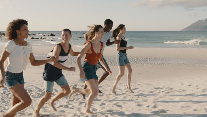 朋友们在沙滩上跑步和享受假期