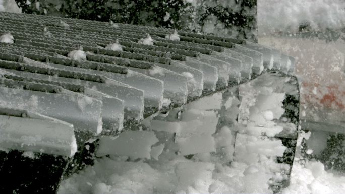 雪机梳理器以超慢动作搅动雪