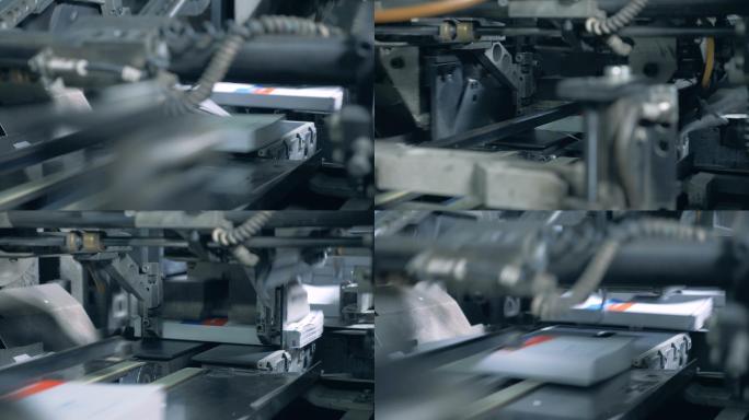 一台机器在印刷输送机上移动书籍