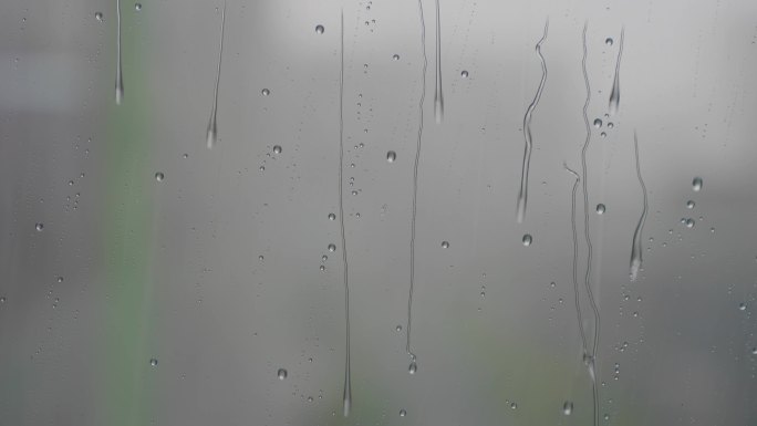 暴雨中玻璃窗雨滴滑落