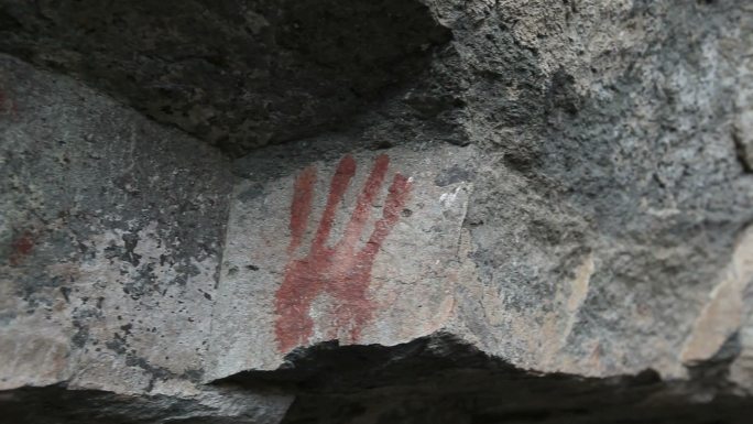 石壁上的红色手印