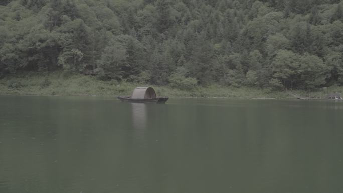 鹅嫚沟官鹅沟湖心船绿水小雨意境4K