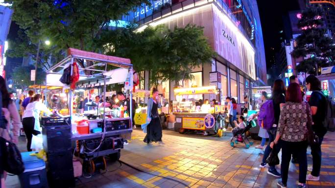 人们晚上走在韩国首尔明洞市场