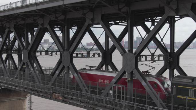 长江大桥火车驶过