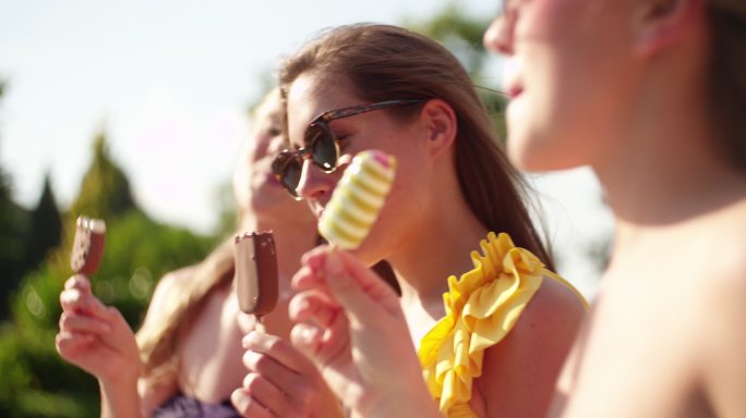 夏天吃冰淇淋的女孩