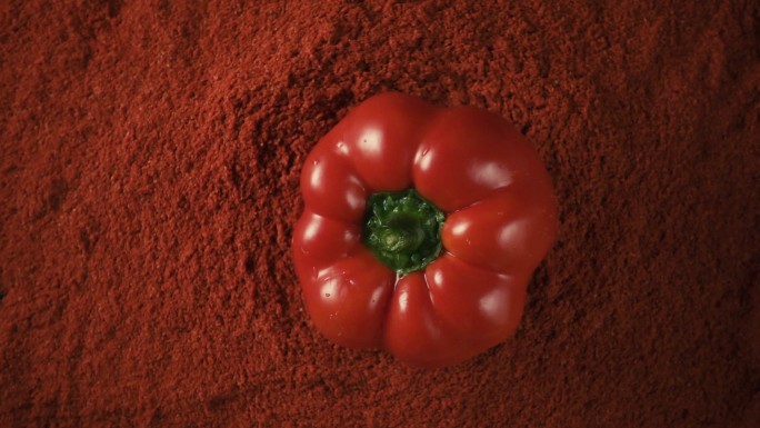 红色辣椒掉落在红色粉末上