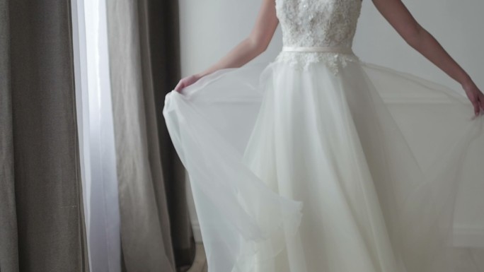 美丽的新娘穿着婚纱摆姿势