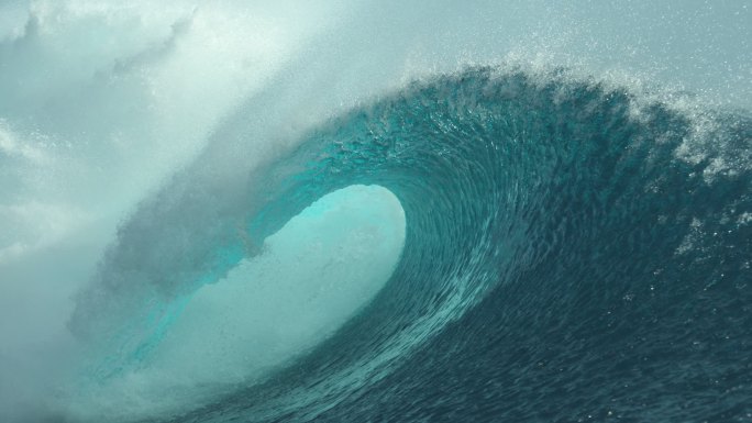 强烈的桶形波在塔希提岛海岸附近。