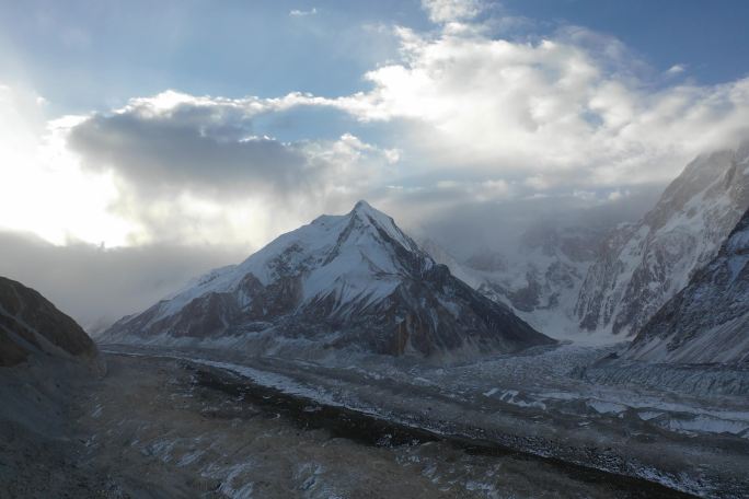 延时拍摄新疆夏特古道雪山