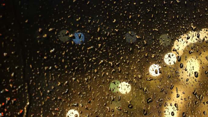 4K窗外下雨雨水落在玻璃上