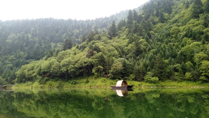 官鹅沟天池森林湖心船绿水小雨旅游宕昌