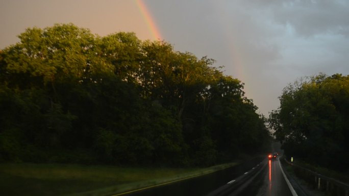 公路上的双彩虹