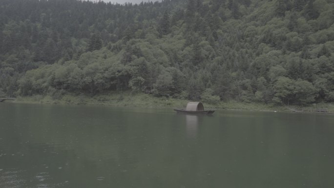 鹅嫚沟官鹅沟湖心船绿水小雨意境4K