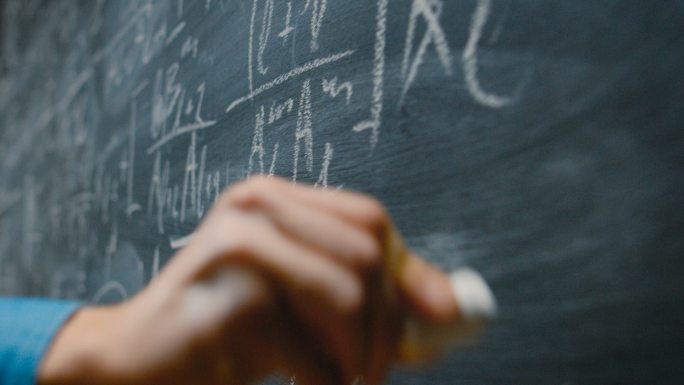 在黑板上书写复杂的数学公式/方程式。