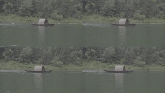 鹅嫚沟官鹅沟湖心船绿水小雨意境灰片4K