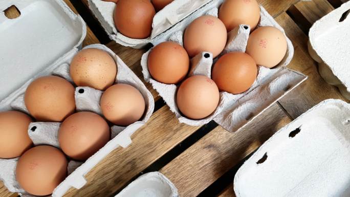 市场上展出的新鲜农民鸡蛋