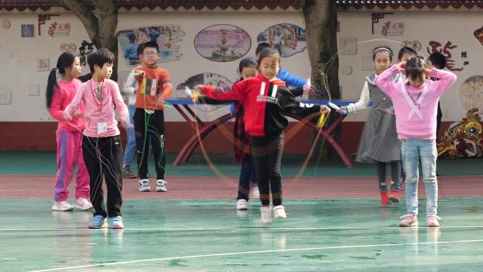 小学生体育课跳绳