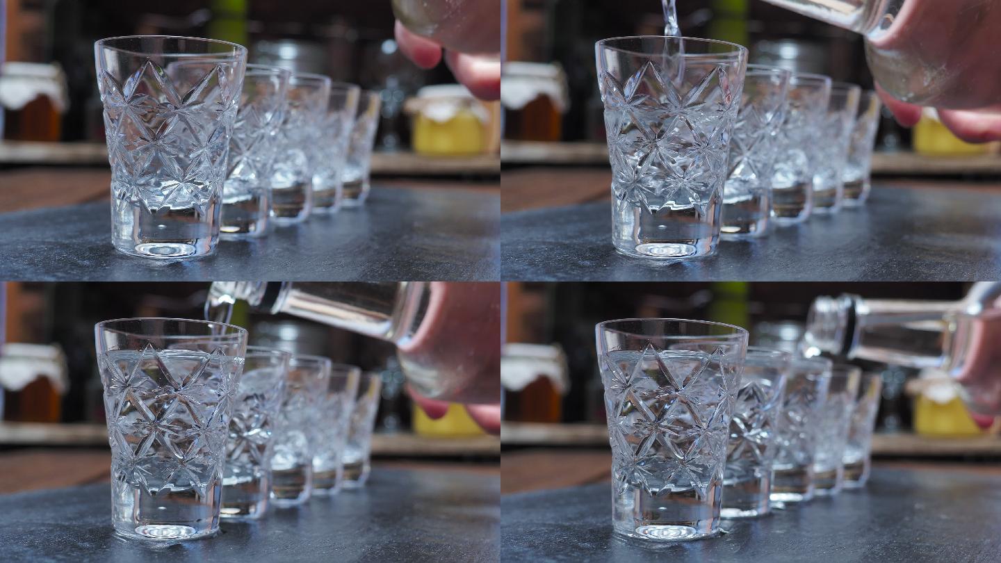 水晶杯伏特加酒排成一排。