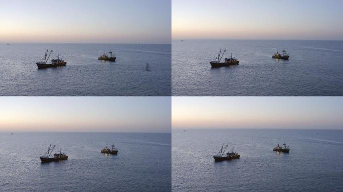 日出时海上的拖网渔船