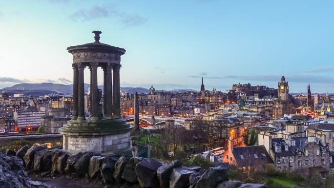 暮色中爱丁堡古城的景色
