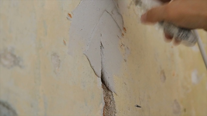 用建筑材料在墙上填一个洞