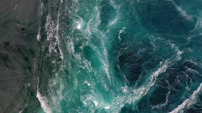 江水和海水的波浪相互汇合。