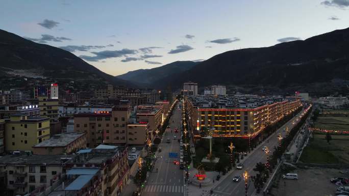 西藏 巴塘夜景县城川藏线上航拍