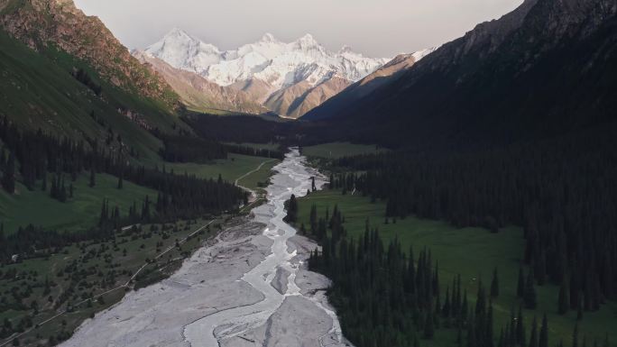 中国新疆伊犁夏特古道风景