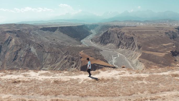 4K新疆安集海大峡谷航拍人物平行跟随