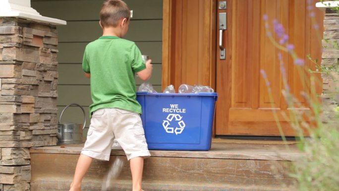 小男孩在回收塑料瓶