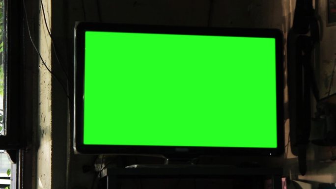酒吧里的绿色屏幕电视。