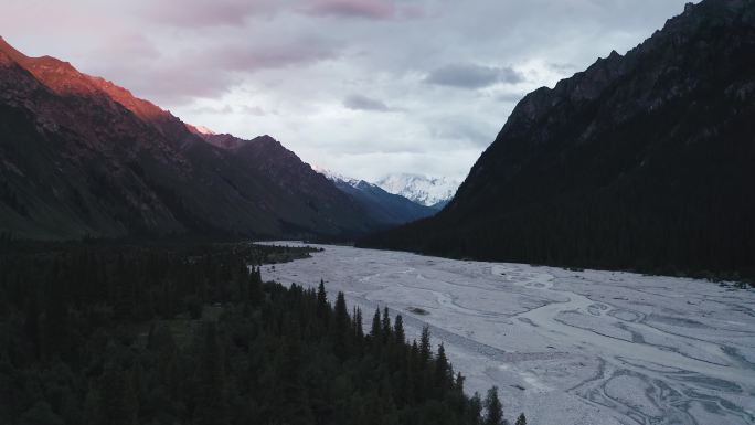 中国新疆伊犁夏特古道风景