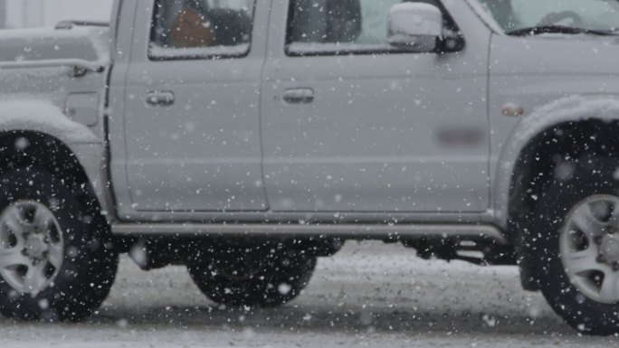 皮卡车沿着湿滑的雪路行驶