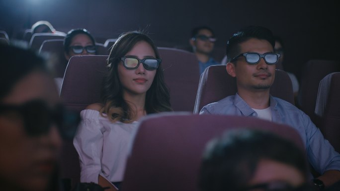 一家人在电影院看电影