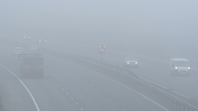 道路上有雾的交通