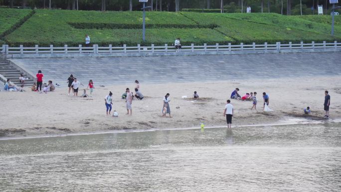 一群人在河道玩耍