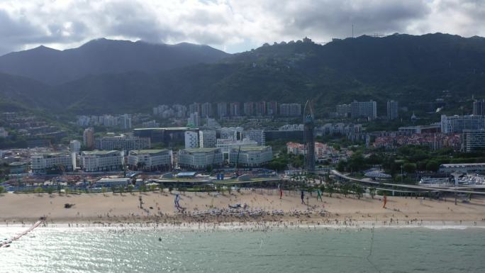 夏日深圳大梅沙海滩，人潮涌动游客密密麻麻