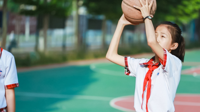 青少年学生打篮球