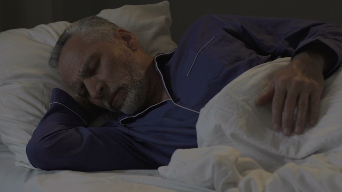 睡觉失眠多梦睡眠质量呼噜老人男性健康噪声