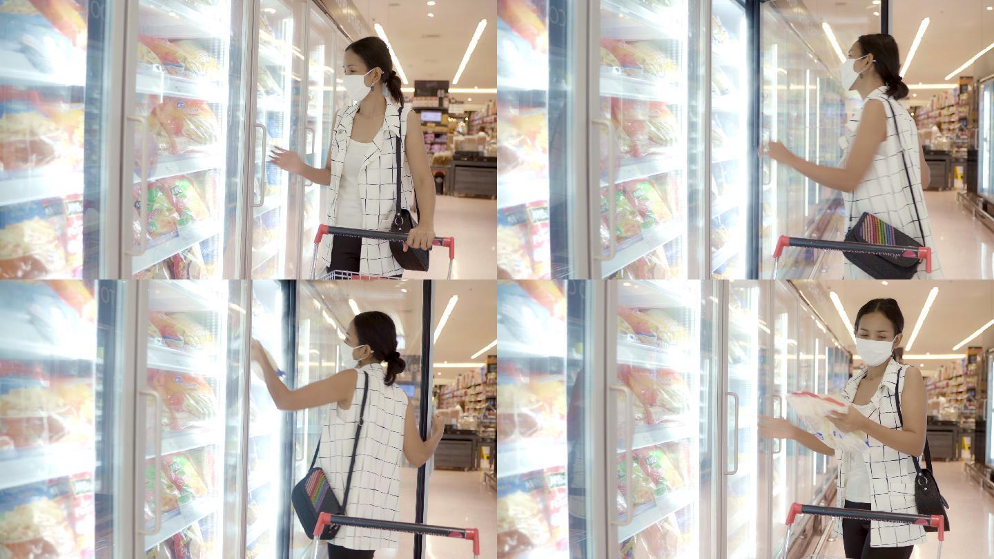 在超市冷柜购买食物。