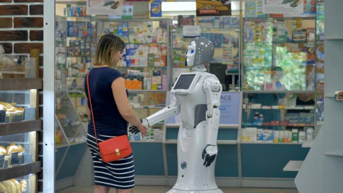 机器人与女性顾客握手。