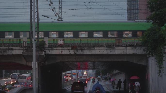 下雨火车驶过