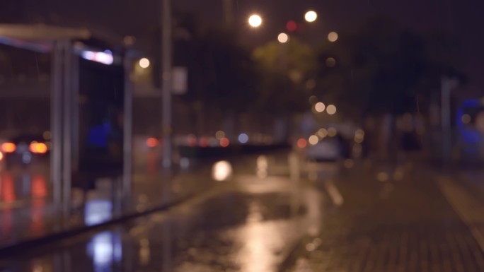 城市夜晚的大雨